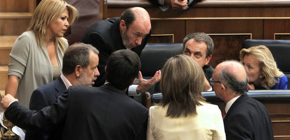 Rubalcaba, Zapatero y otros diputados en el pleno que aprobó la reforma, el 9 de septiembre de 2011.