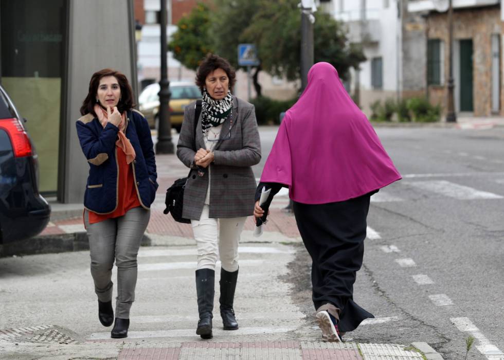 Una inmigrante marroquí pasea por Talayuela, el pasado viernes.