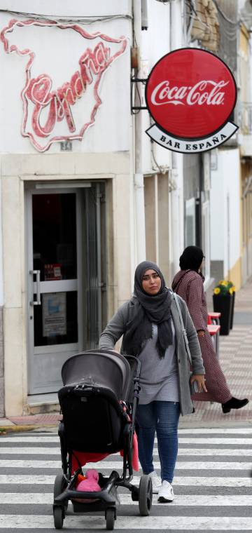 Una mujer en Talayuela (Cáceres).