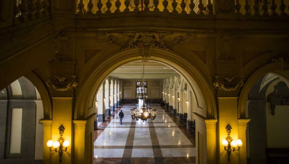 Alaya rectifica y pide auxilio al Supremo para notificar a aforados