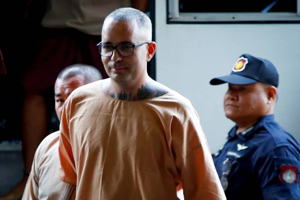 Artur Segarra llega a su audiencia en Tailandia.