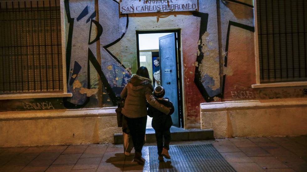 Una madre salvadoreña sin lugar donde dormir llega con su hijo a la parroquia madrileña donde tendrá que alojarse tres noches.