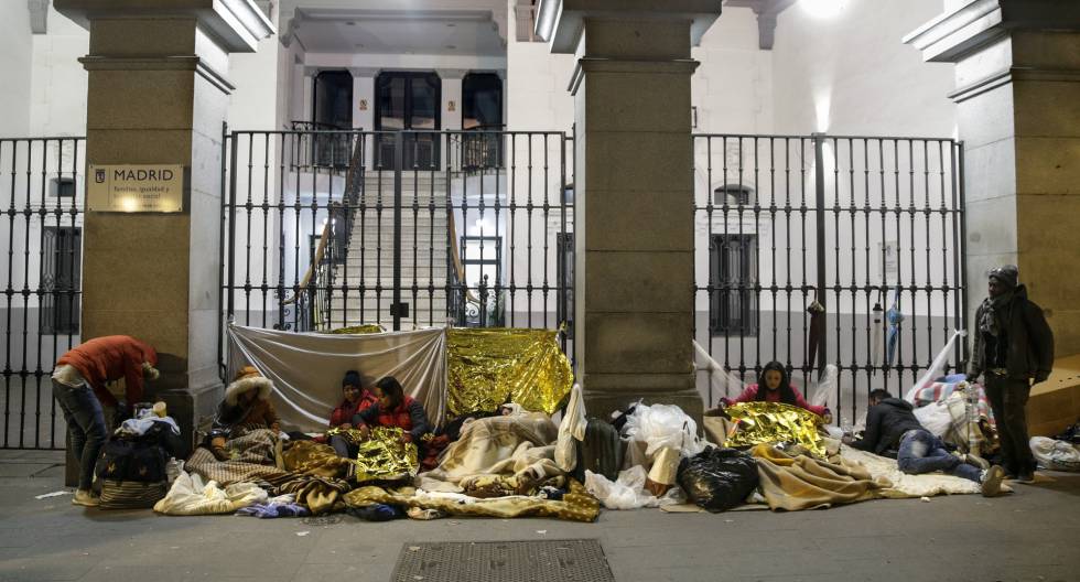 Los solicitantes de asilo peregrinan hasta la sede del Samur Social, en el centro de Madrid, donde duermen en la calle a la espera de una cama.