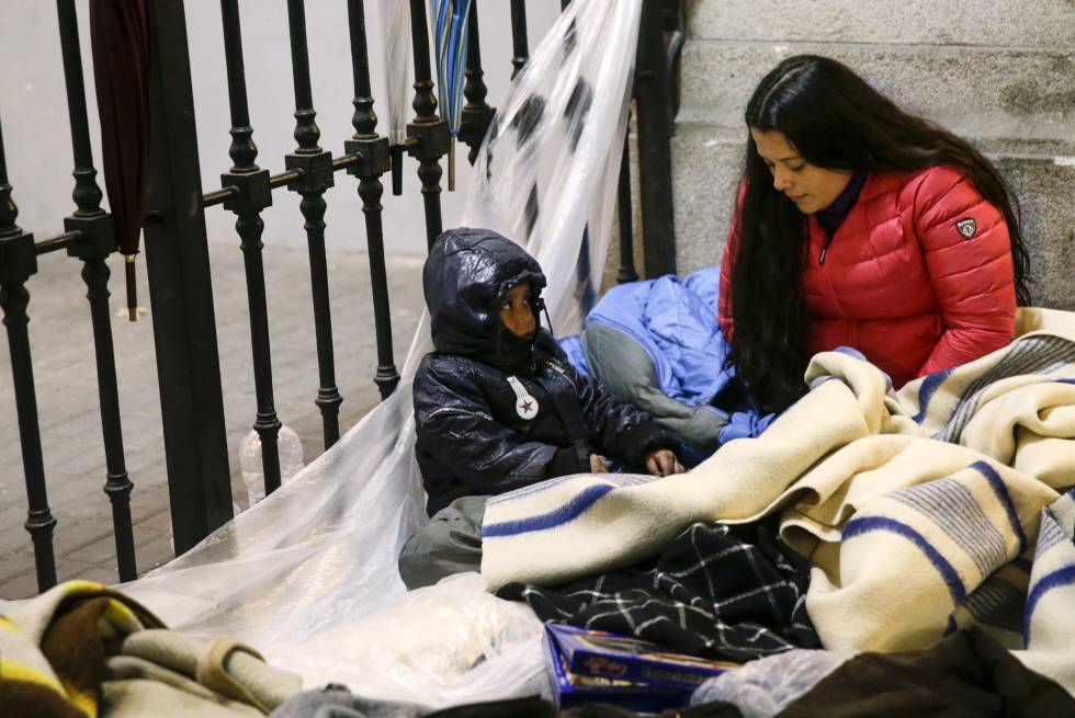 La colombiana Karen aguardaba el martes junto a su hijo a que le asignase un lugar donde dormir frente a la sede del Samur Social.