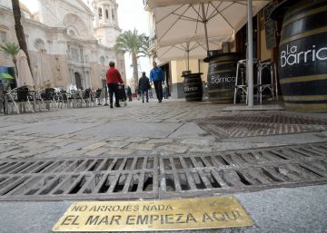 El mar que empieza en las alcantarillas de Cádiz