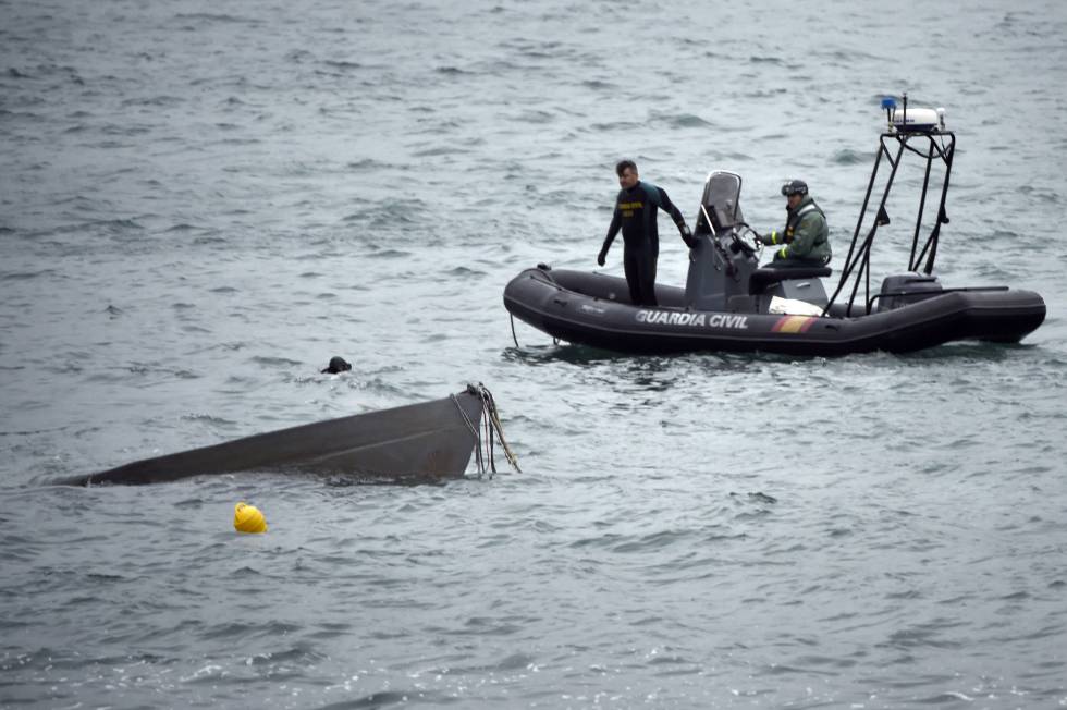 La proa del narcosubmarino emerge en las labores de reflotamiento frente a la costa gallega.