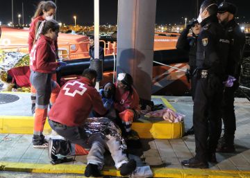 Personal de emergencias atiende a un inmigrante rescatado en la noche de este lunes a unas 30 millas de Melilla.