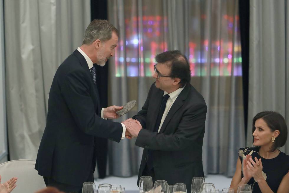 El Rey entrega el premio a Cercas en presencia de la Reina Letizia.