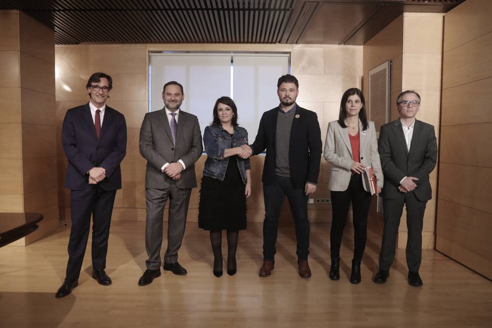 Lastra y Rufián, en el centro, rodeados del resto de integrantes de los equipos negociadores del PSOE y de ERC, el pasado jueves en el Congreso.