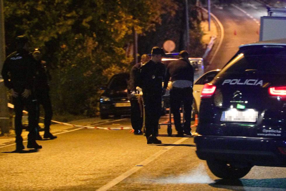 Agentes de policía trasladan el cadáver del hombre asesinado el pasado martes en Cabopino (Marbella).