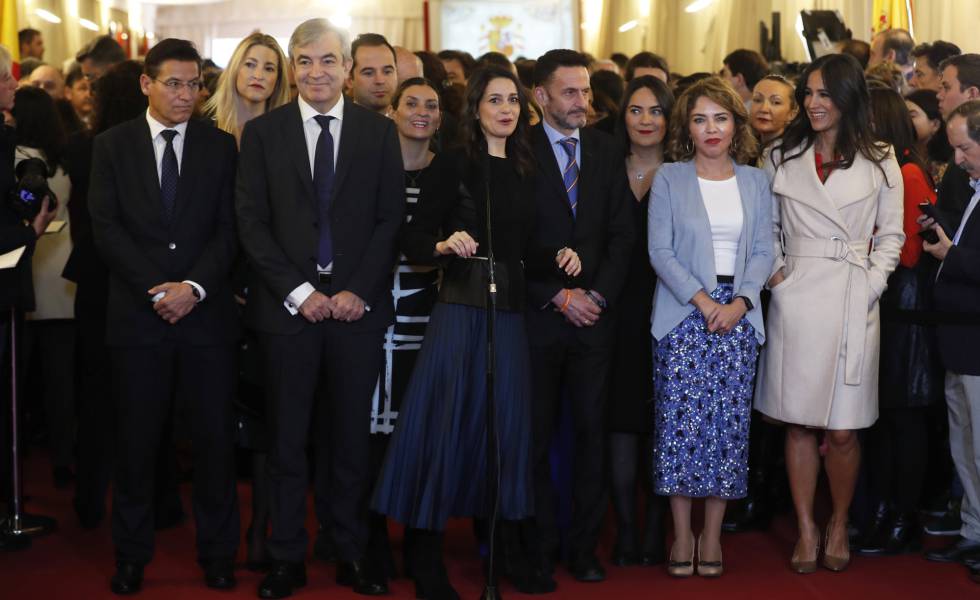 En primera fila, de izquierda a derecha: Luis Salvador (alcalde de Granada); Luis Garicano (eurodiputado); Inés Arrimadas (portavoz en el Congreso); Edmundo Bal (portavoz adjunto); Marta Martín (diputada); y Begoña Villacís (vicealcaldesa de Madrid).