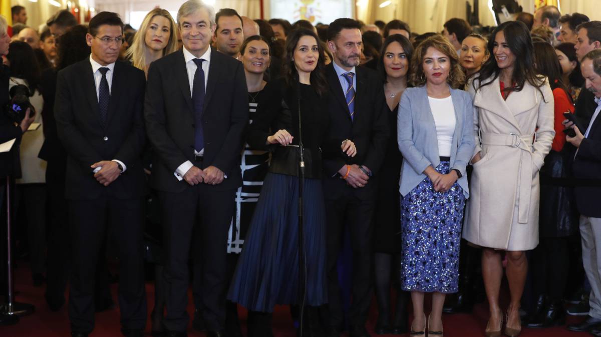 Inés Arrimadas, flanqueada por dirigentes de Cs.