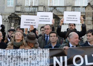 Concentración del PP  y de las víctimas junto a la universidad en la que hablaba el exterrorista López de Abetxuko.