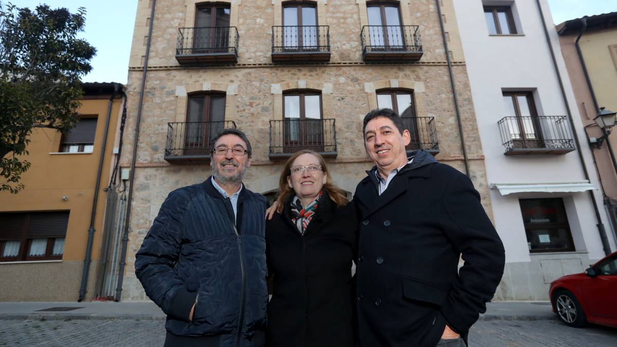 Los hermanos Izquierdo frente a su hotel en Soria.