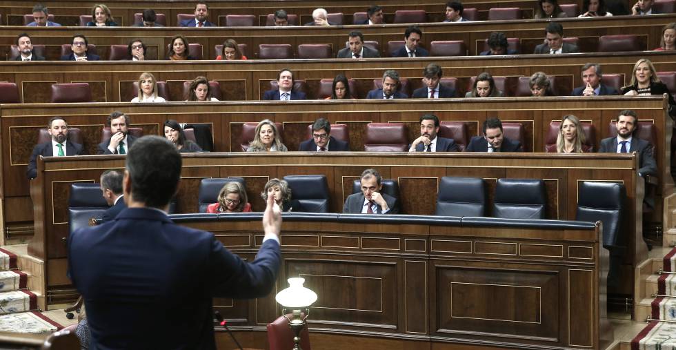 Pedro Sánchez, desde su escaño en la segunda sesión del debate de investidura.