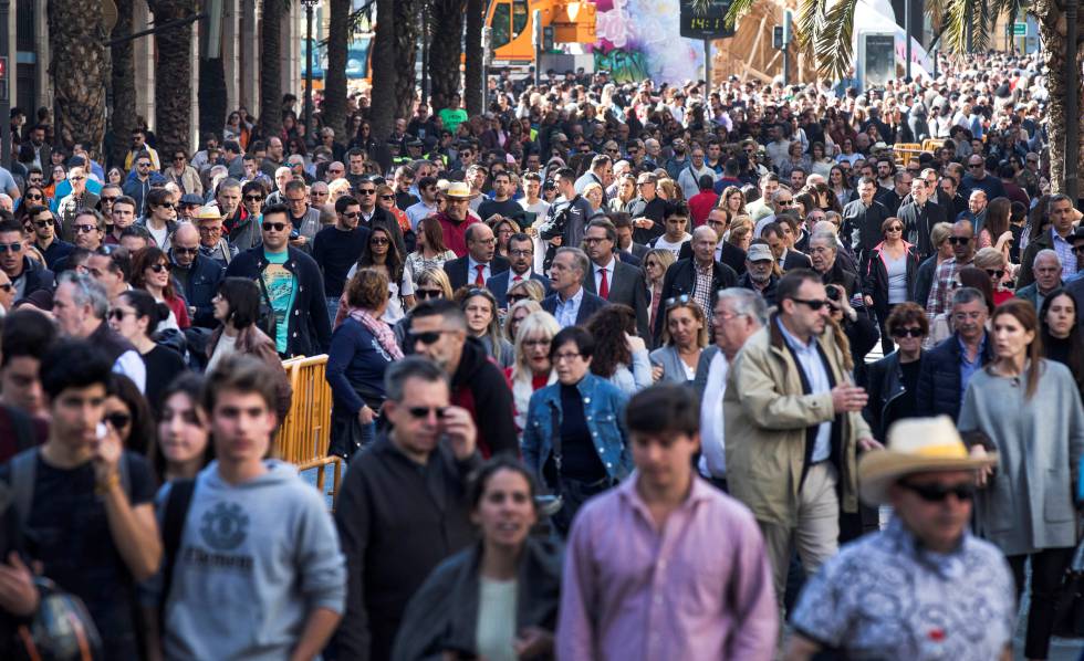 Gente caminando por el centro de Valencia, el pasado marzo.