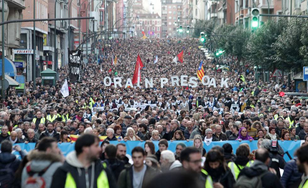 Miles de personas acuden a la manifestación en Bilbao por el acercamiento de los presos etarras.