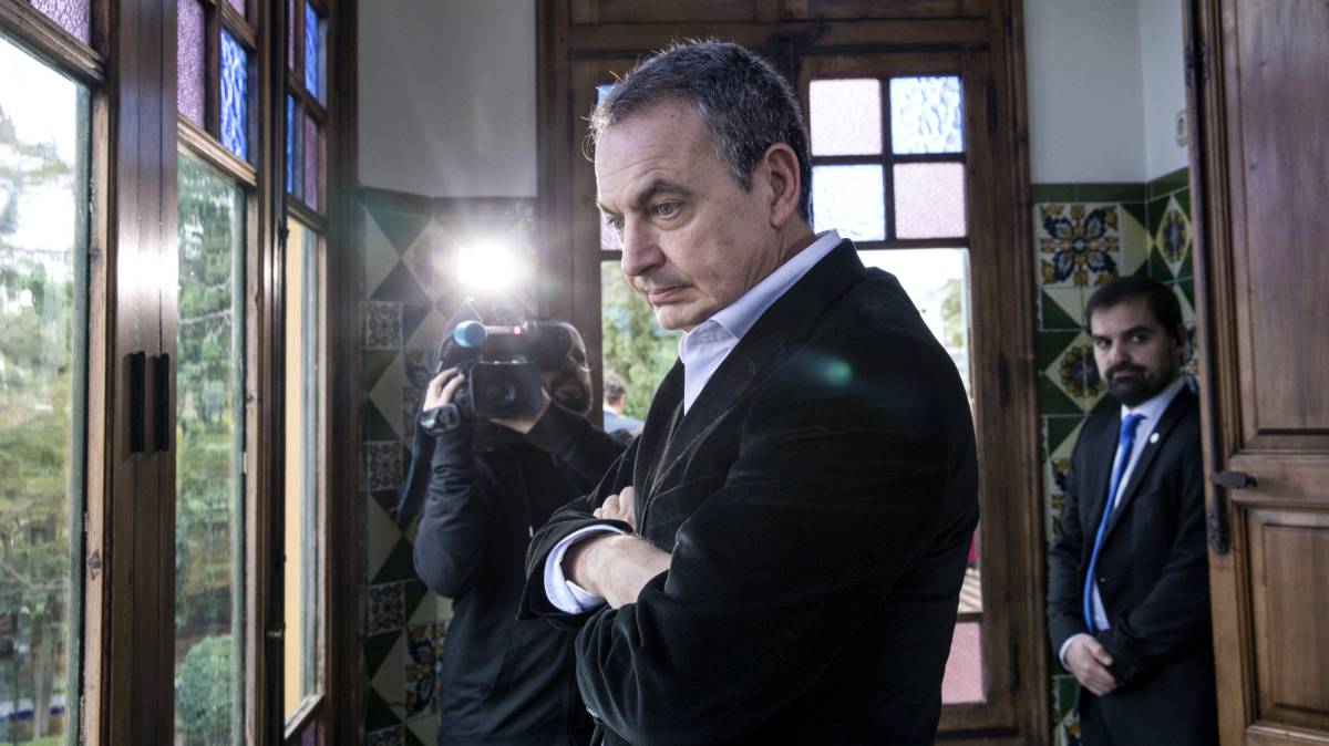 El expresidente del Gobierno, José Luis Rodríguez Zapatero, este viernes en una visita a la casa donde vivió Antonio Machado durante la Guerra Civil, en Rocafort (Valencia).
