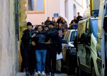 Agentes de la Guardia Civil trasladan Norbert Feher, Igor el Ruso, a su salida de los juzgados de Alcañiz (Teruel).