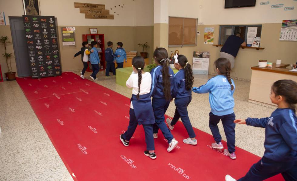 Alumnos del colegio Misioneras Cruzadas de Málaga, sobre la alfombra roja.