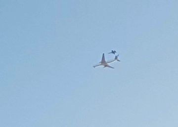 Un caza F-18 del Ejército inspecciona el estado exterior del avión de Air Canada.
