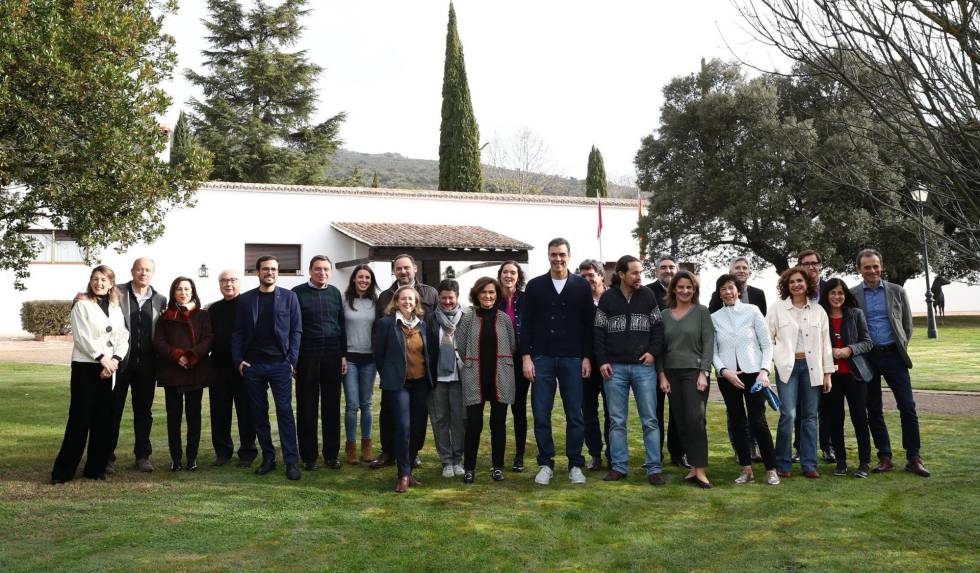 De izquierda a derecha, la ministra de Trabajo, Yolanda Díaz; Juan Carlos Campo (Justicia); Margarita Robles (Defensa); Manuel Castells (Universidades); Alberto Garzón (Consumo); Luis Planas (Agricultura); Irene Montero (Igualdad); José Luis Ábalos (Transporte); Nadia Calviño (vicepresidenta, Economía); Arancha González Laya (Exteriores); Carmen Calvo (vicepresidenta primera); Reyes Maroto (Industria); Pedro Sánchez; detrás de Sánchez, medio tapado, José Luis Escrivá (Seguridad Social); Pablo Iglesias (vicepresidente segundo); José Manuel Rodríguez Uribes (Cultura); Teresa Ribera (vicepresidenta, Transición Ecológica); Isabel Celáa (Educación); Fernando Grande-Marlaska (Interior); María Jesús Montero (Hacienda y portavoz del Gobierno); Salvador Illa (Sanidad); Carolina Darias (Política Territorial) y Pedro Duque (Ciencia).
