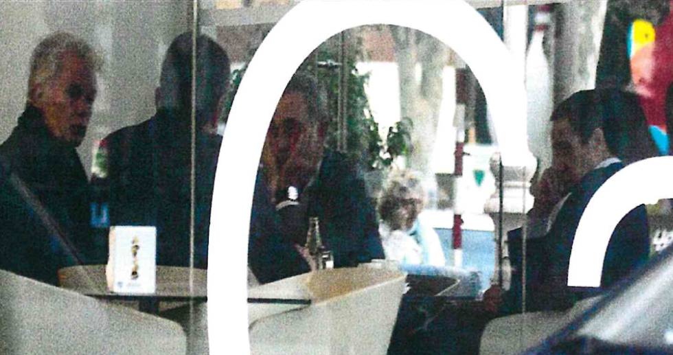 Zaplana (a la derecha), en una reunión en una cafetería de Benidorm captada por la Guardia Civil en enero de 2018.