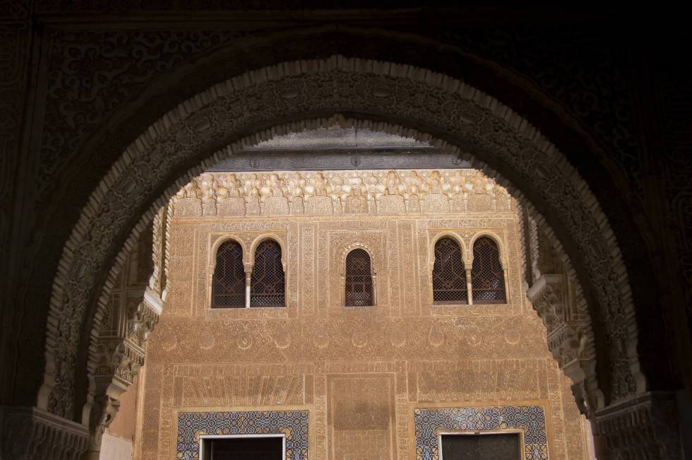 Fachada del Palacio de Comares en la Alhambra, donde se conmemora la recuperación de Algeciras por los reyes nazaríes.