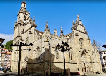 La Ertzaintza amonesta a un cura que bendecía las calles por el Domingo de Ramos