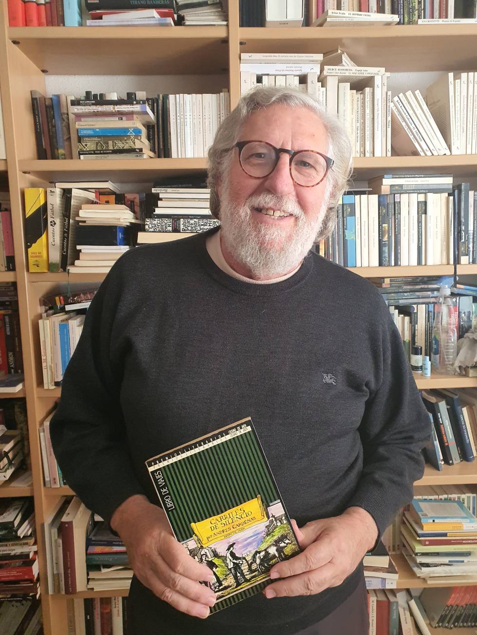 El autor, Andrés Cárdenas, con el ejemplar recuperado.
