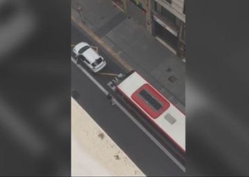 Un autobús embiste aposta a un coche en Valencia
