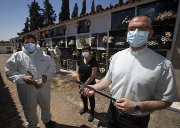 De decir misa a enterrar a sus feligreses con sus propias manos