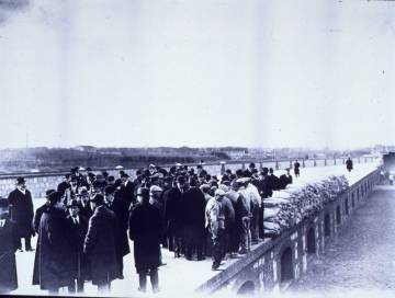 Hombres y sacos sobre los edificios del Matadero, en una prueba de resistencia de 1916.