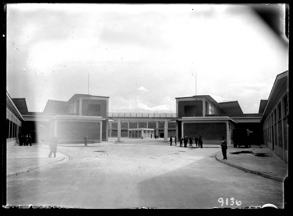 Patio del Mercado Central de Frutas y Verduras, hacia 1930.