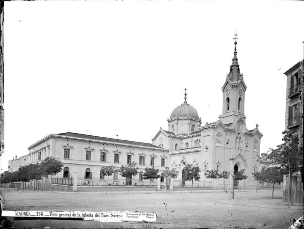 Iglesia del Buen Suceso. Se trasladó en la década de 1860 desde su ubicación original en la Puerta del Sol a la confluencia entre las calles de la Princesa y de Quintana. En la imagen, la obra de Agustín Ortiz de Villajos.