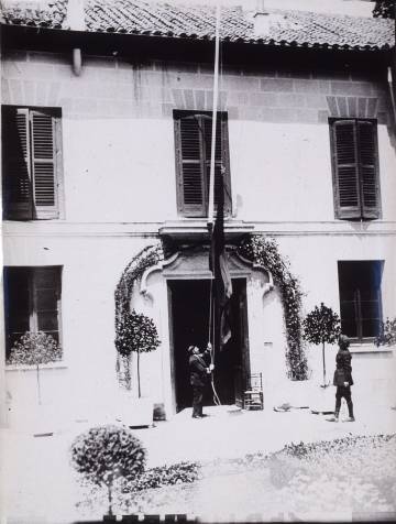 Izado de la bandera republicana en el edificio de Administración en la Cesión de la Casa de Campo al Ayuntamiento de Madrid, en 1931.