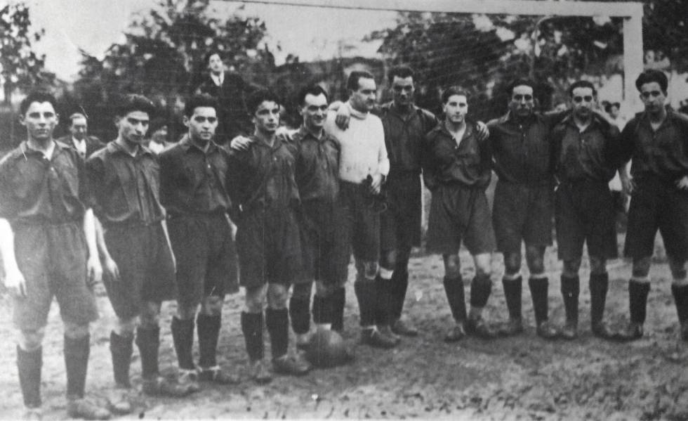 Primera foto del equipo Osasuna. De blanco, el portero, Joaquín Rasero, jy a su izquierda, Eduardo Aizpún.