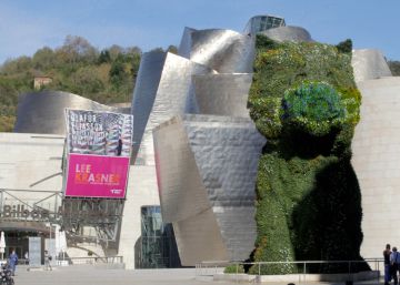 Jeff Koons le pone mascarilla a la mascota de Bilbao