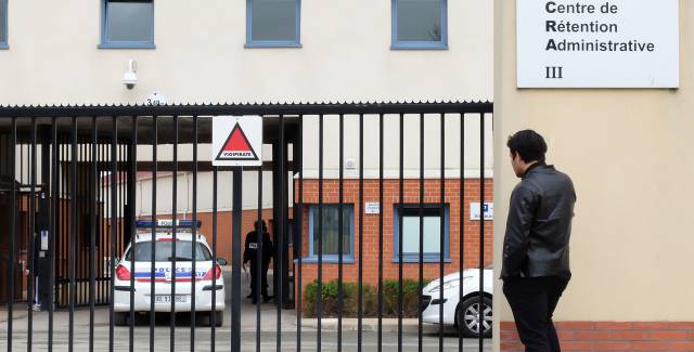 Centro de retención de immigrantes en París.