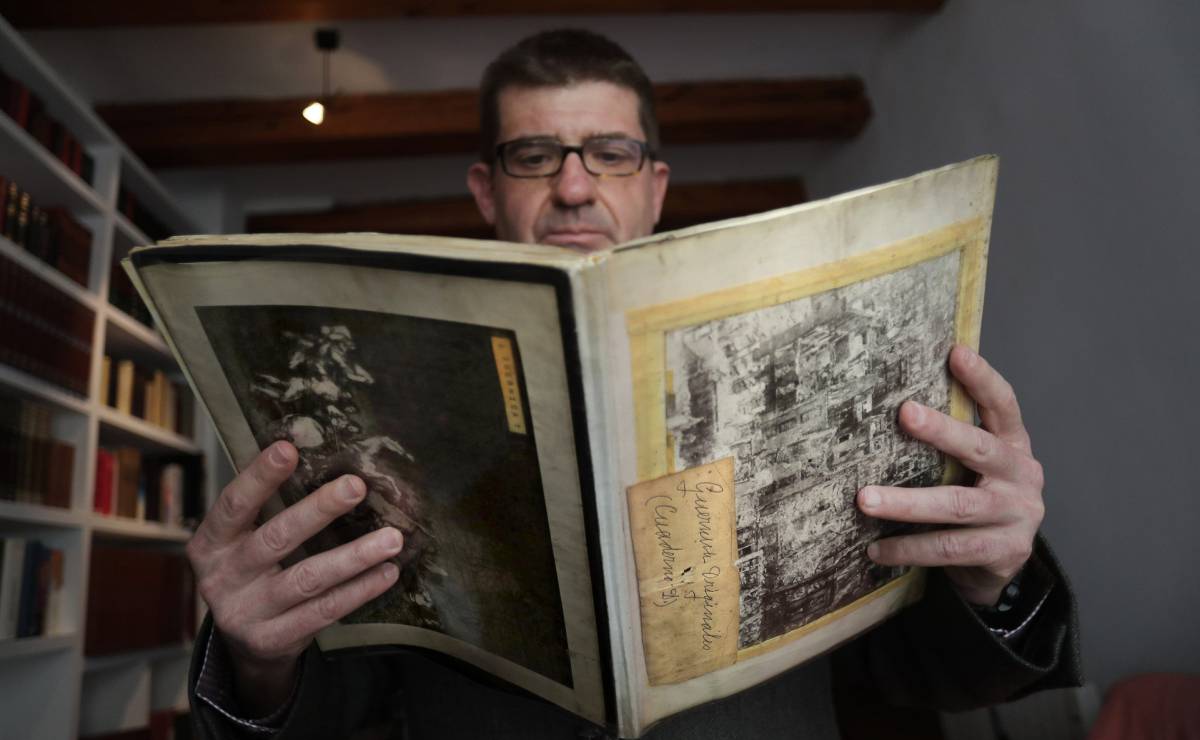 Javier Monjas con el cuaderno del fotógrafo Calvache.