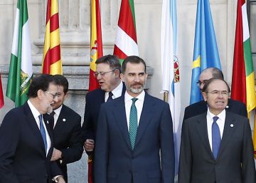 El Rey, Mariano Rajoy y Soraya Sáenz de Santamaría en la VI Conferencia de Presidentes Autonómicos celebrada en el Senado en enero de 2017.