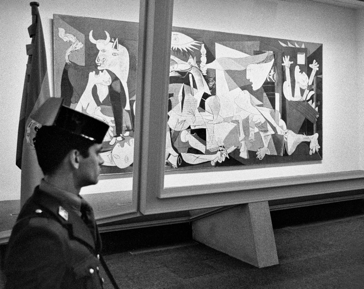 Un guardia civil ante el 'Guernica', en el Casón del Buen Retiro de Madrid.