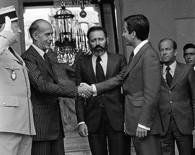 Adolfo Suárez, durante su primer viaje tras ser elegido, saluda a Valéry Giscard d’Estaing.