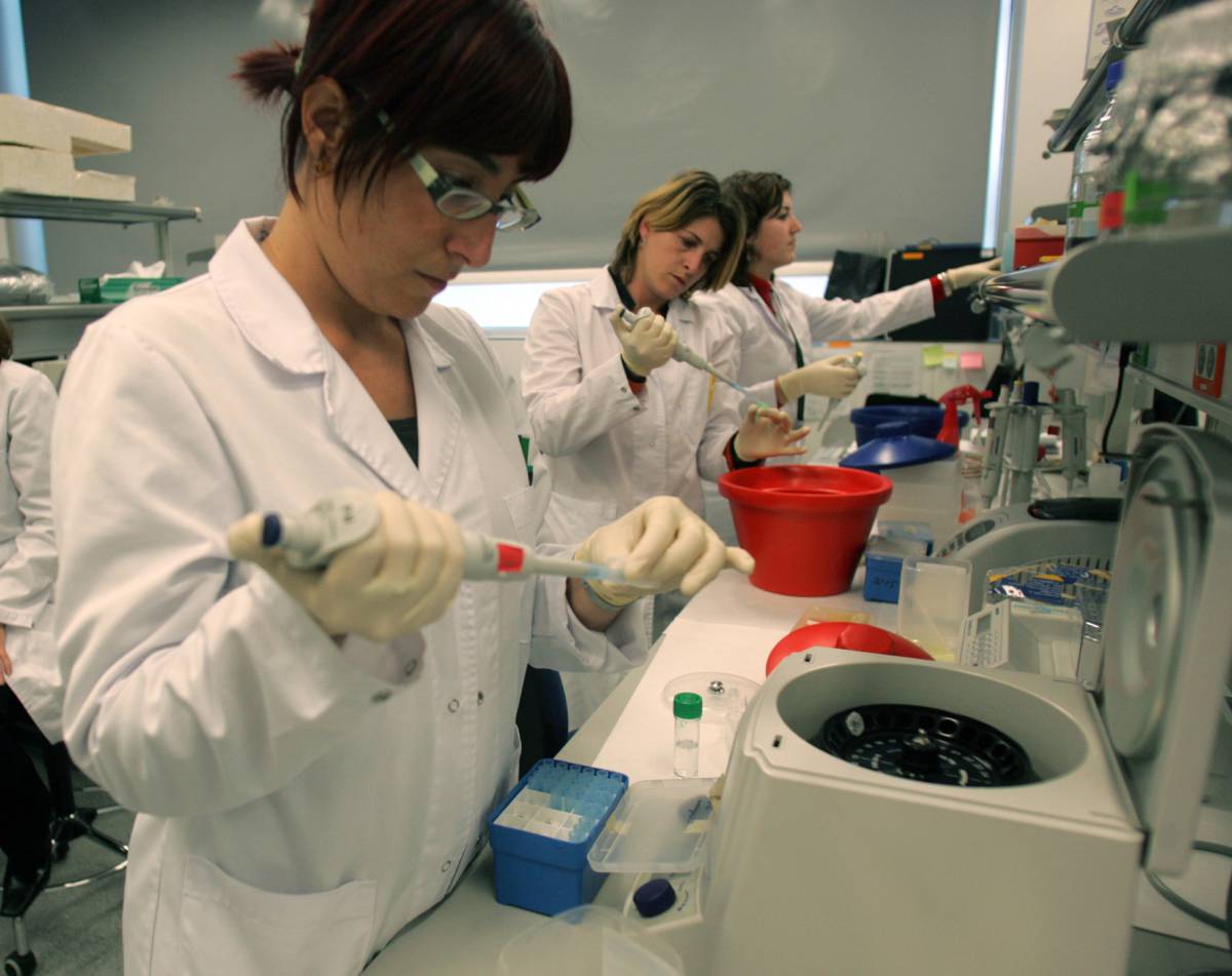 Mujeres en un laboratorio del Centro de Investigación Príncipe Felipe de Valencia.