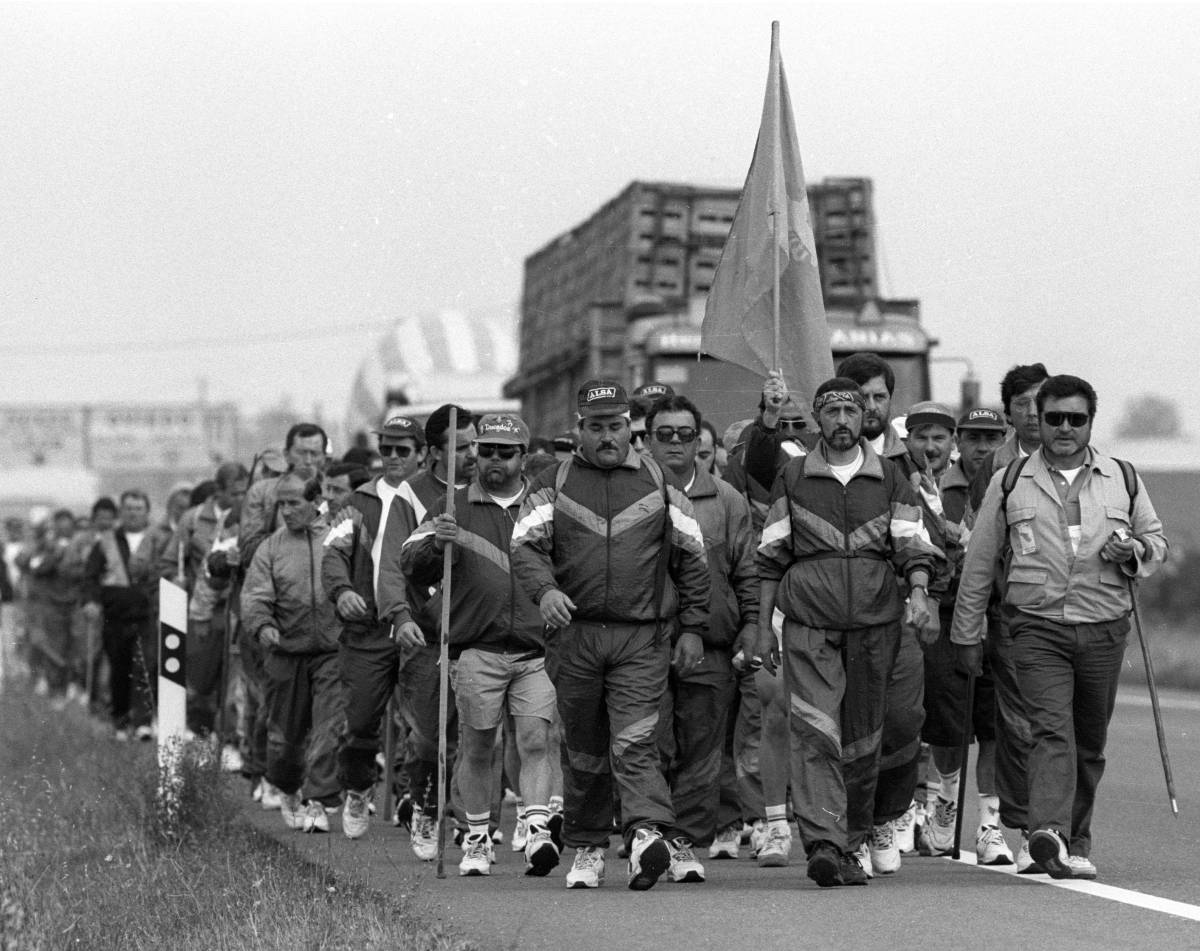 Trabajadores asturianos de Ensidesa en 'la marcha de hierro' a su paso por Valencia de Don Juan (León) en 1992.