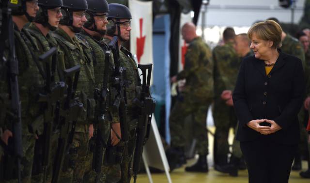 Angela Merkel, en una inspección del Ejército alemán a finales de 2015.