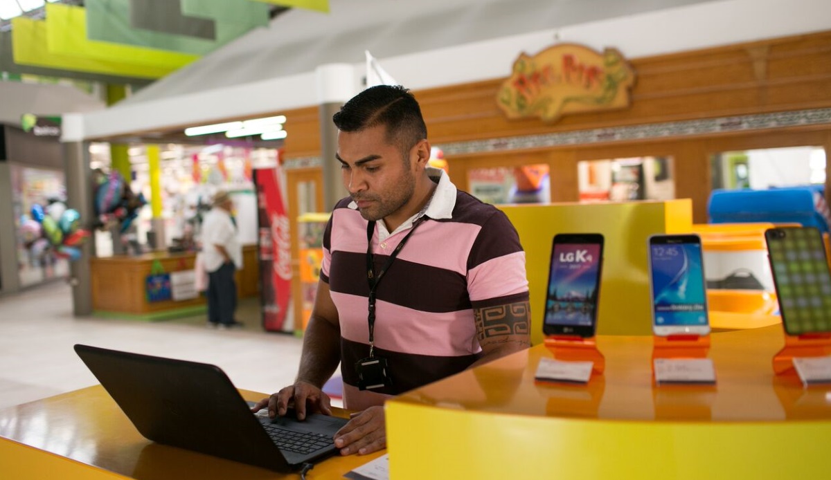 Amed, en el primer empleo con contrato de su vida.