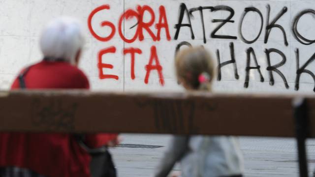 Una mujer y una niña ante una pintada pro ETA en Vitoria en abril pasado.