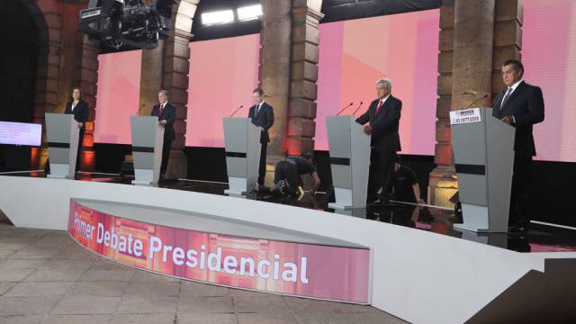 Los cinco candidatos sobre el escenario.
