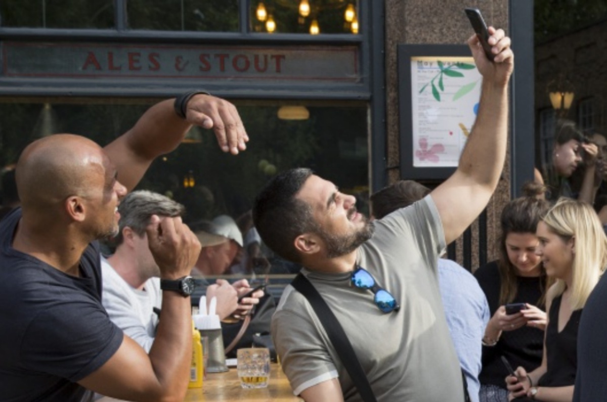 Qué hacíamos en los bares antes de la era de WhatsApp